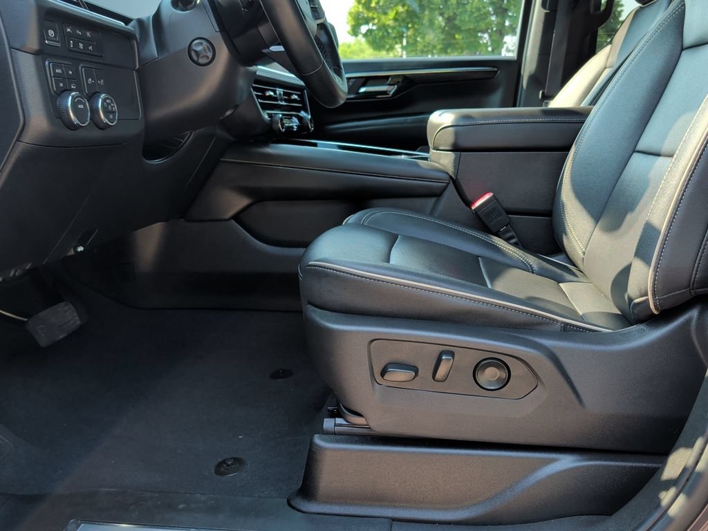 Used 2025 Chevrolet Suburban Premier AWD/4WD image 23