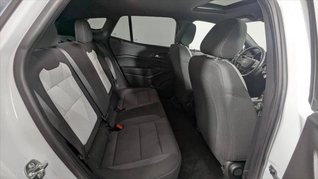 Used 2025 Chevrolet Trax RS w/ Sunroof Package FWD image 22