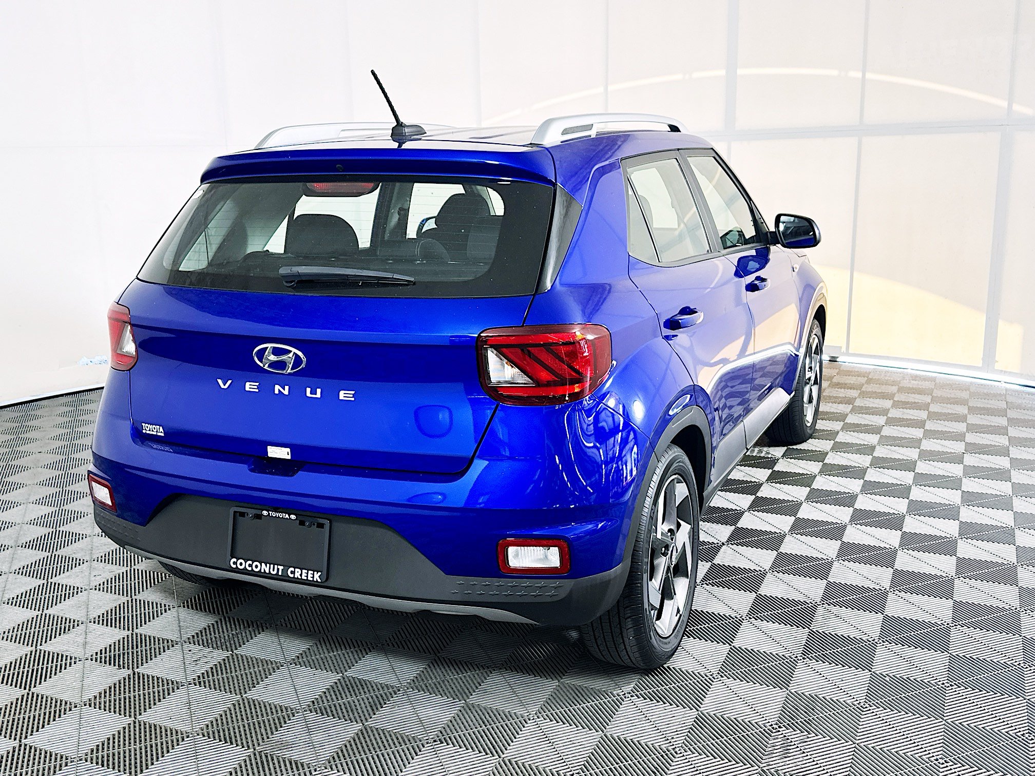 Used 2025 Hyundai Venue SEL FWD image 3