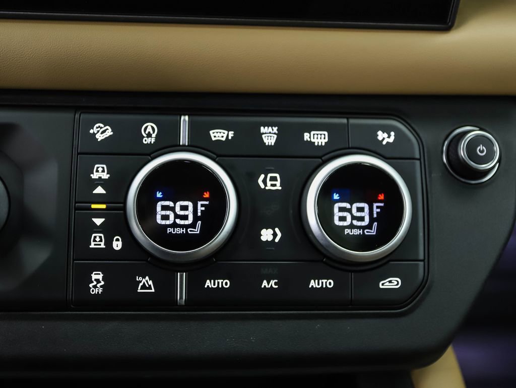 Used 2025 Land Rover Defender 110 X-Dynamic SE image 19