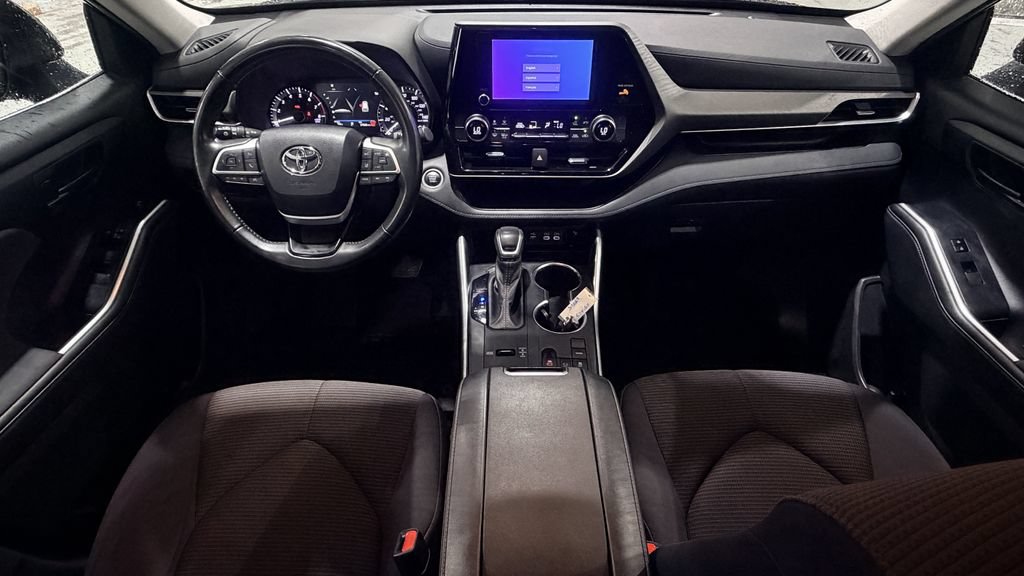 Used 2024 Toyota Highlander LE FWD image 12