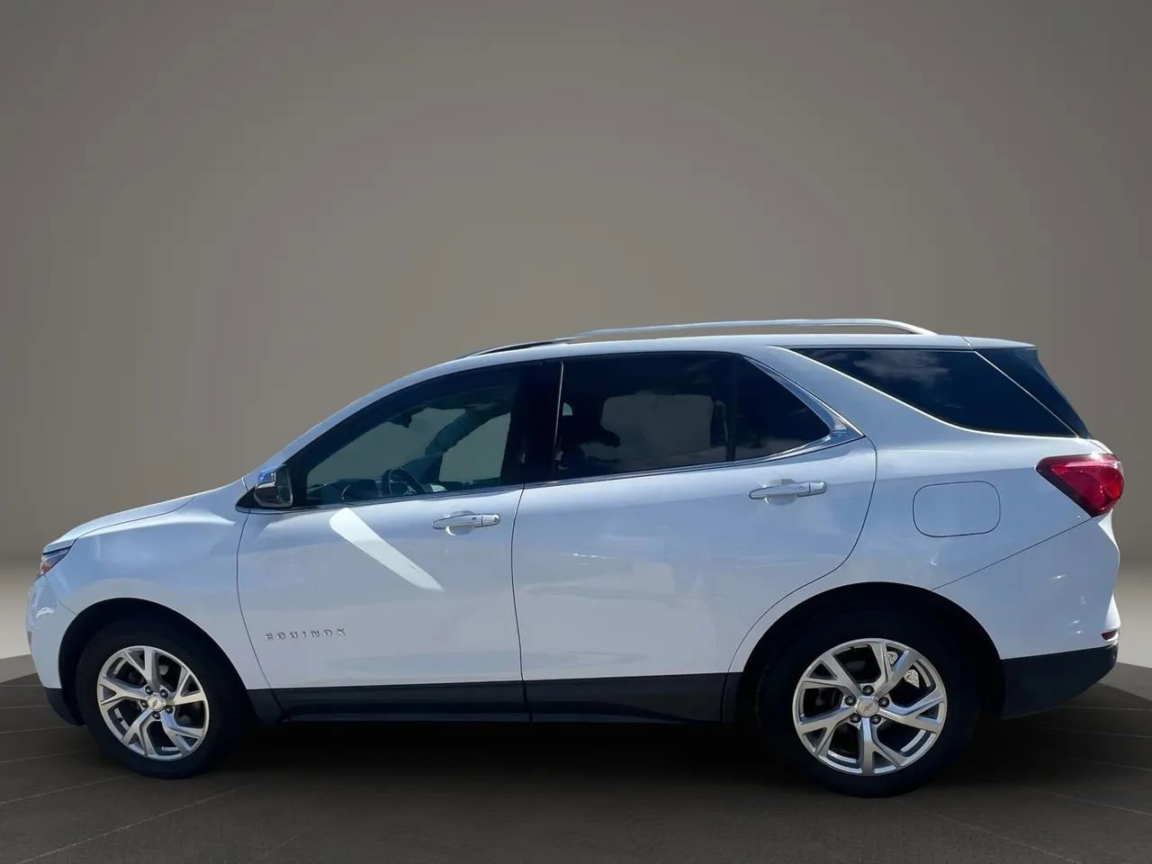 Used 2018 Chevrolet Equinox Premier w/ LPO, Cargo Package AWD/4WD image 8