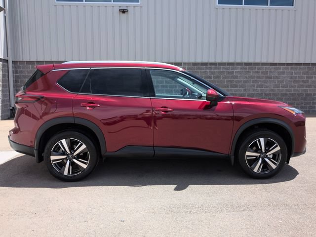 Used 2025 Nissan Rogue SL AWD/4WD image 2