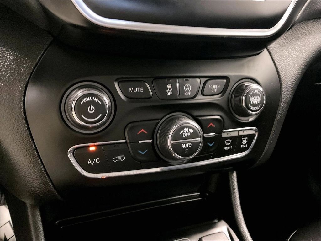 Used 2019 Jeep Cherokee Latitude Plus w/ Comfort/Convenience Group AWD/4WD image 25
