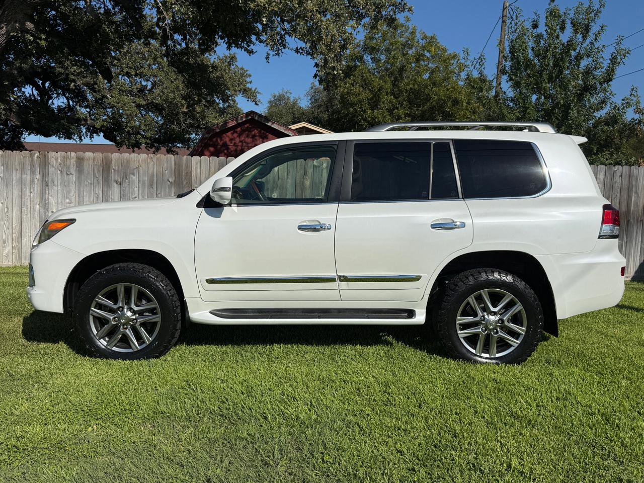 Used 2013 Lexus LX 570 4WD w/ Luxury Pkg image 2