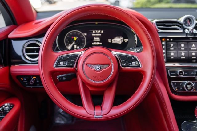 Used 2022 Bentley Bentayga AWD/4WD image 35