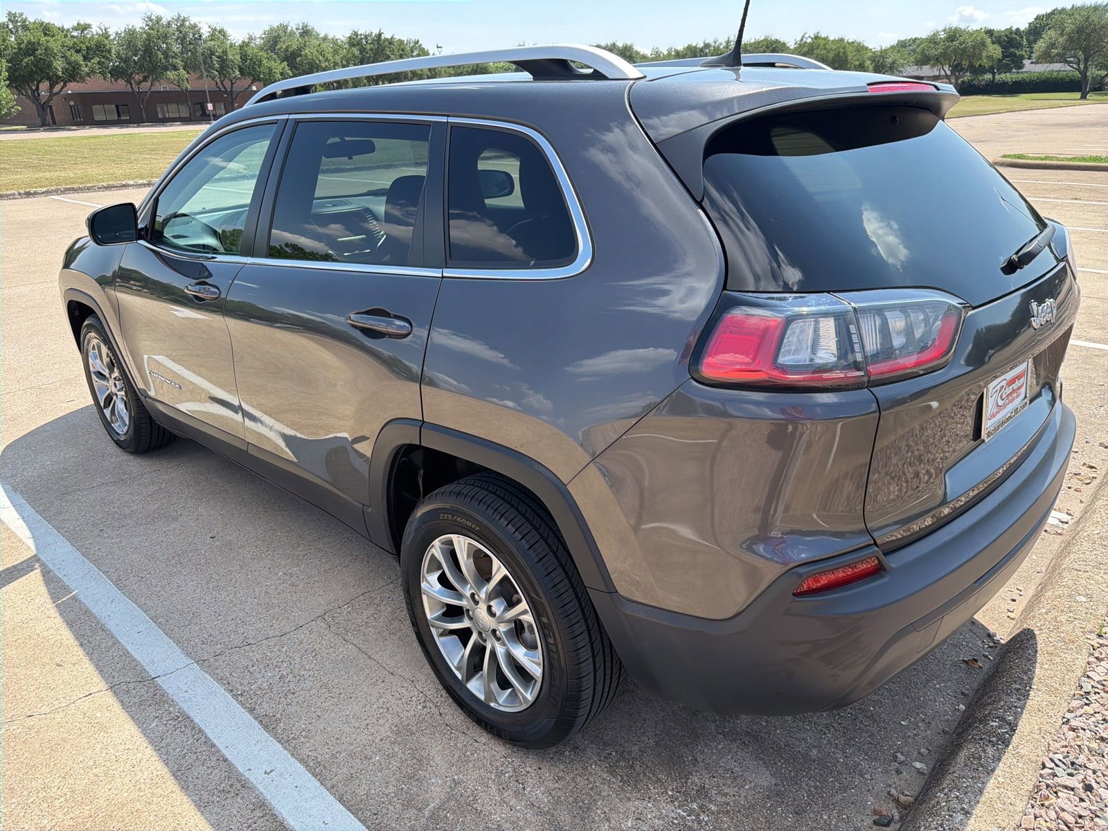 Used 2019 Jeep Cherokee Latitude Plus FWD image 6