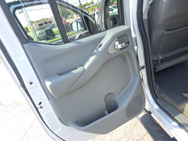 Used 2015 Nissan Frontier SL w/ Moonroof Package AWD/4WD image 31
