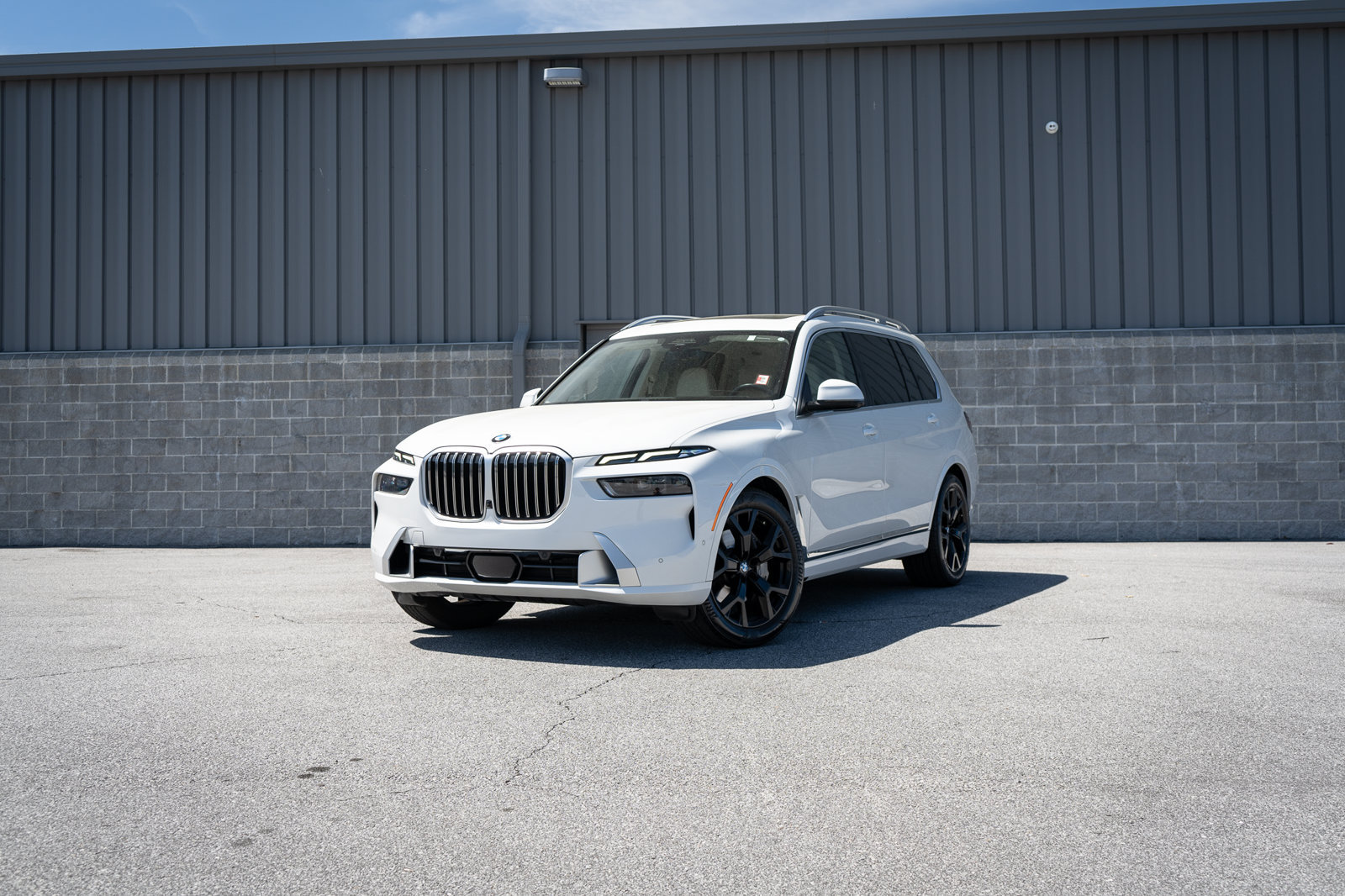 Used 2023 BMW X7 xDrive40i w/ Executive Package AWD/4WD image 2
