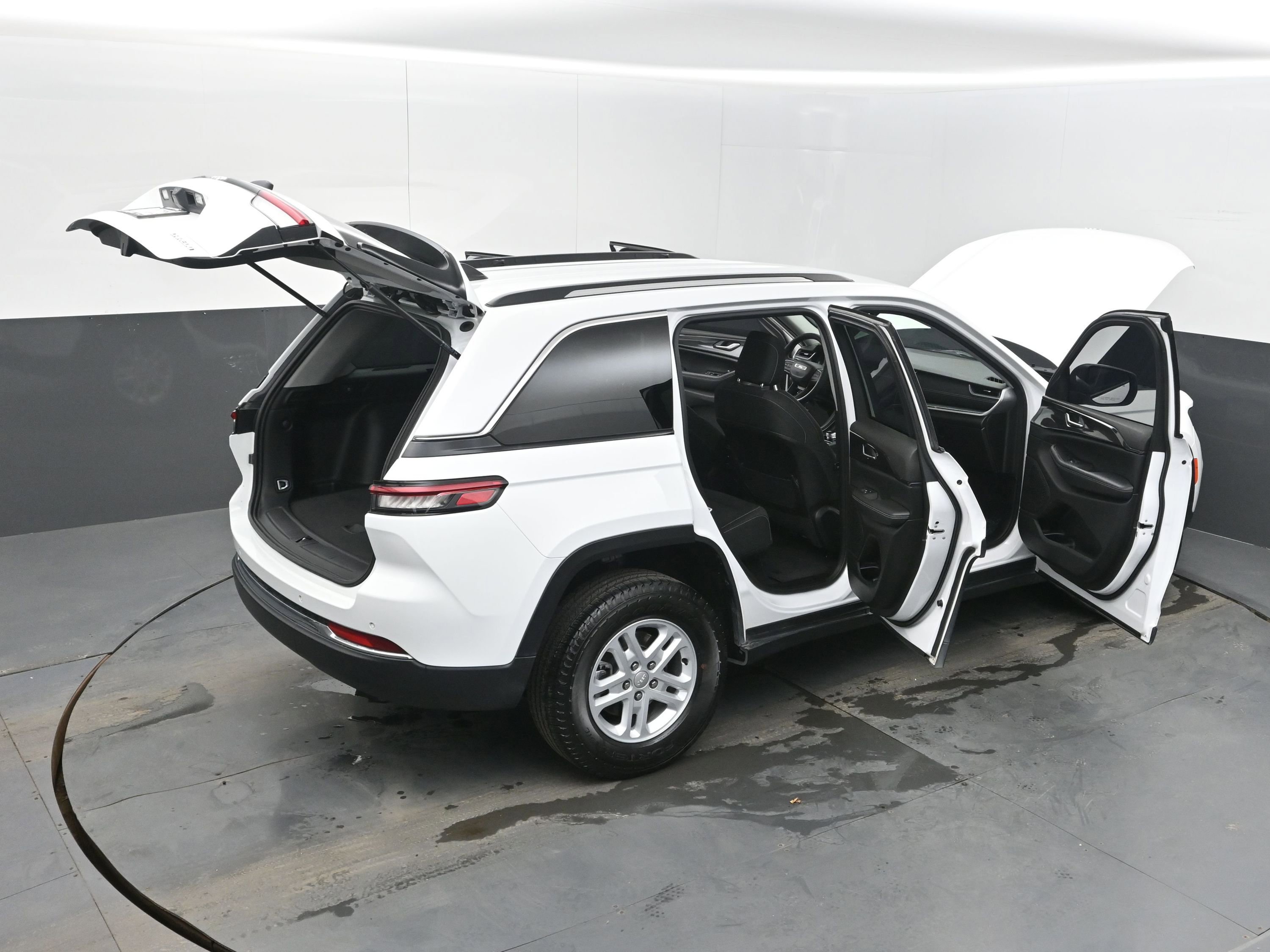 Used 2023 Jeep Grand Cherokee Laredo AWD/4WD image 44