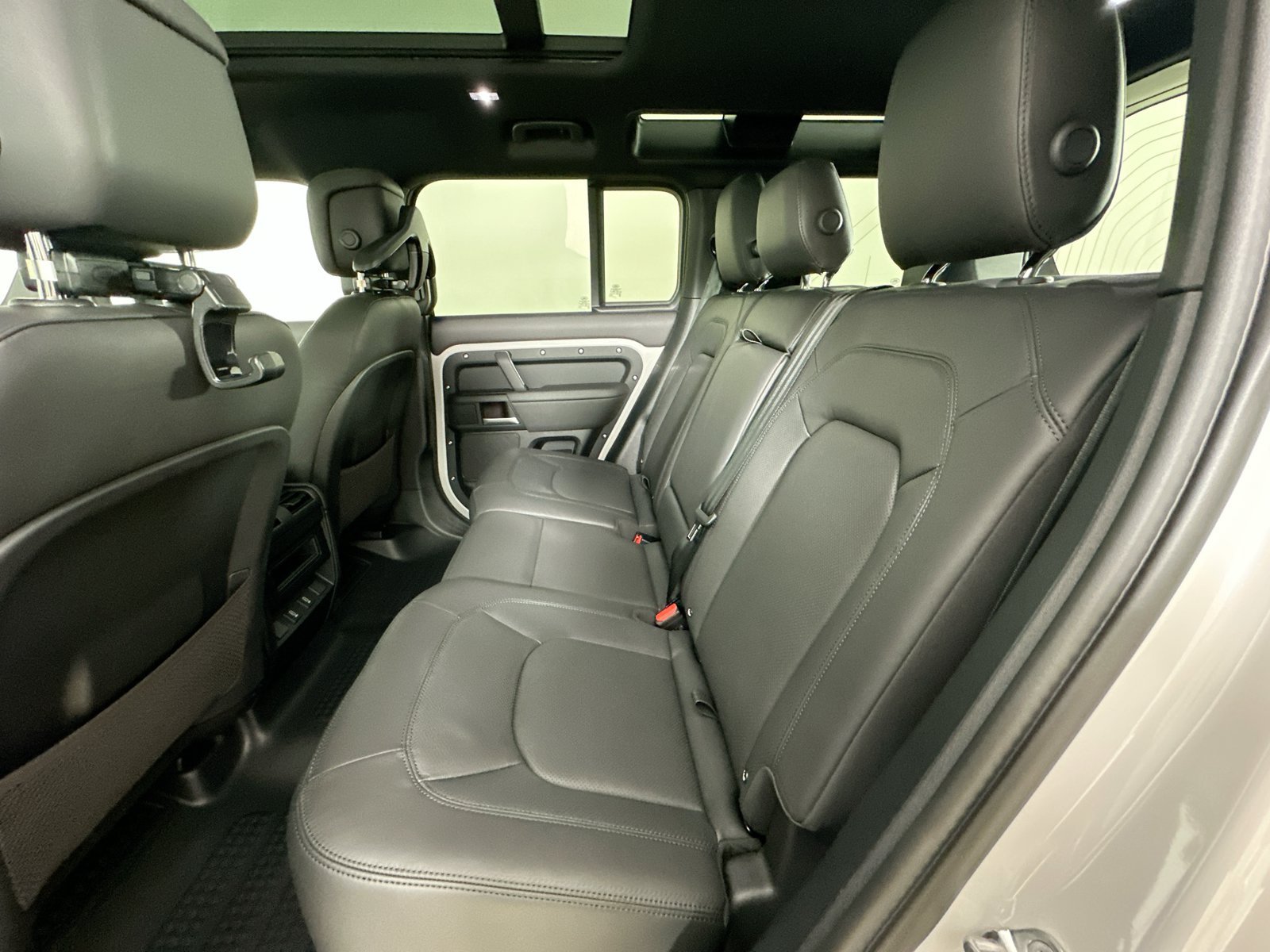 New 2026 Land Rover Defender 110 X-Dynamic SE AWD/4WD image 37