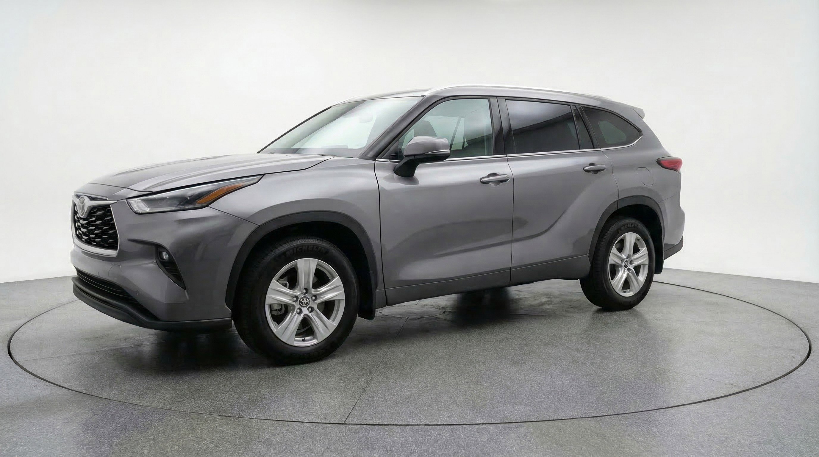 Used 2025 Toyota Highlander LE image 3