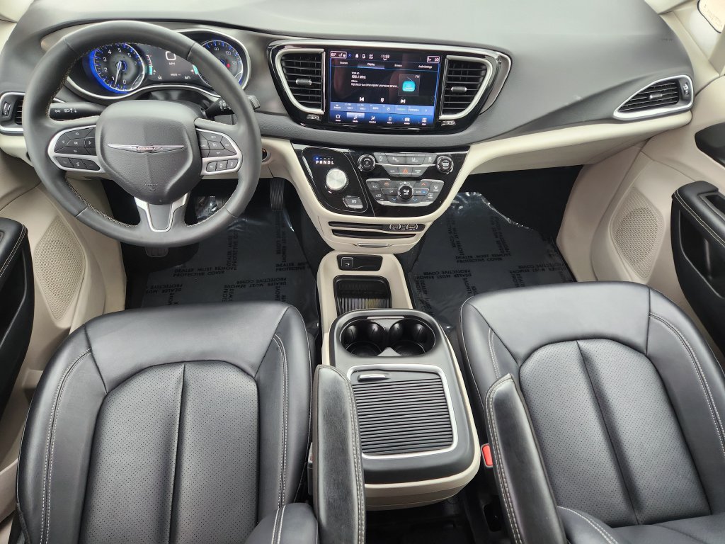Used 2024 Chrysler Pacifica Touring-L FWD image 5