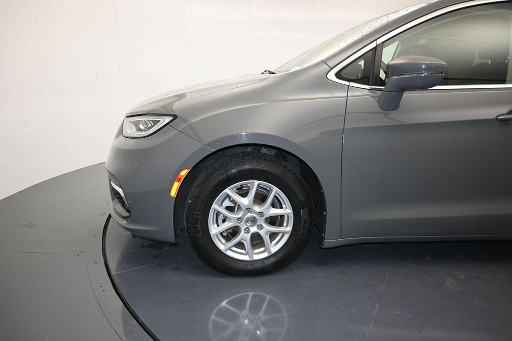 Used 2022 Chrysler Pacifica Touring-L FWD image 9