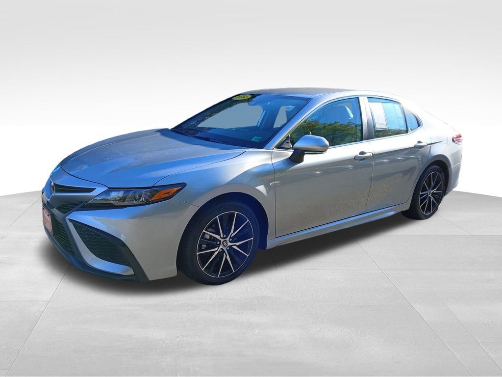 Used 2024 Toyota Camry SE image 3