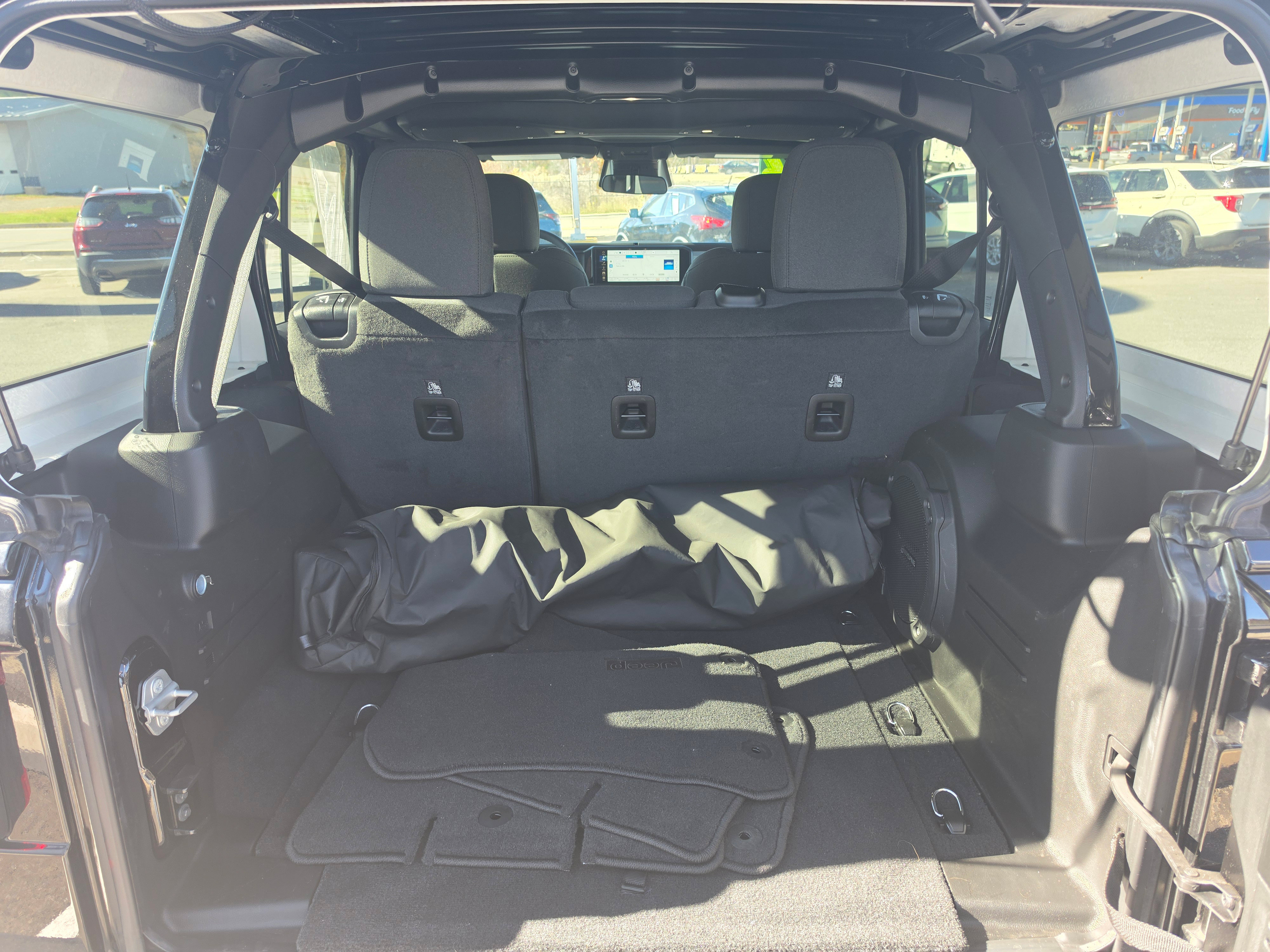 Used 2026 Jeep Wrangler Unlimited Sahara AWD/4WD image 5