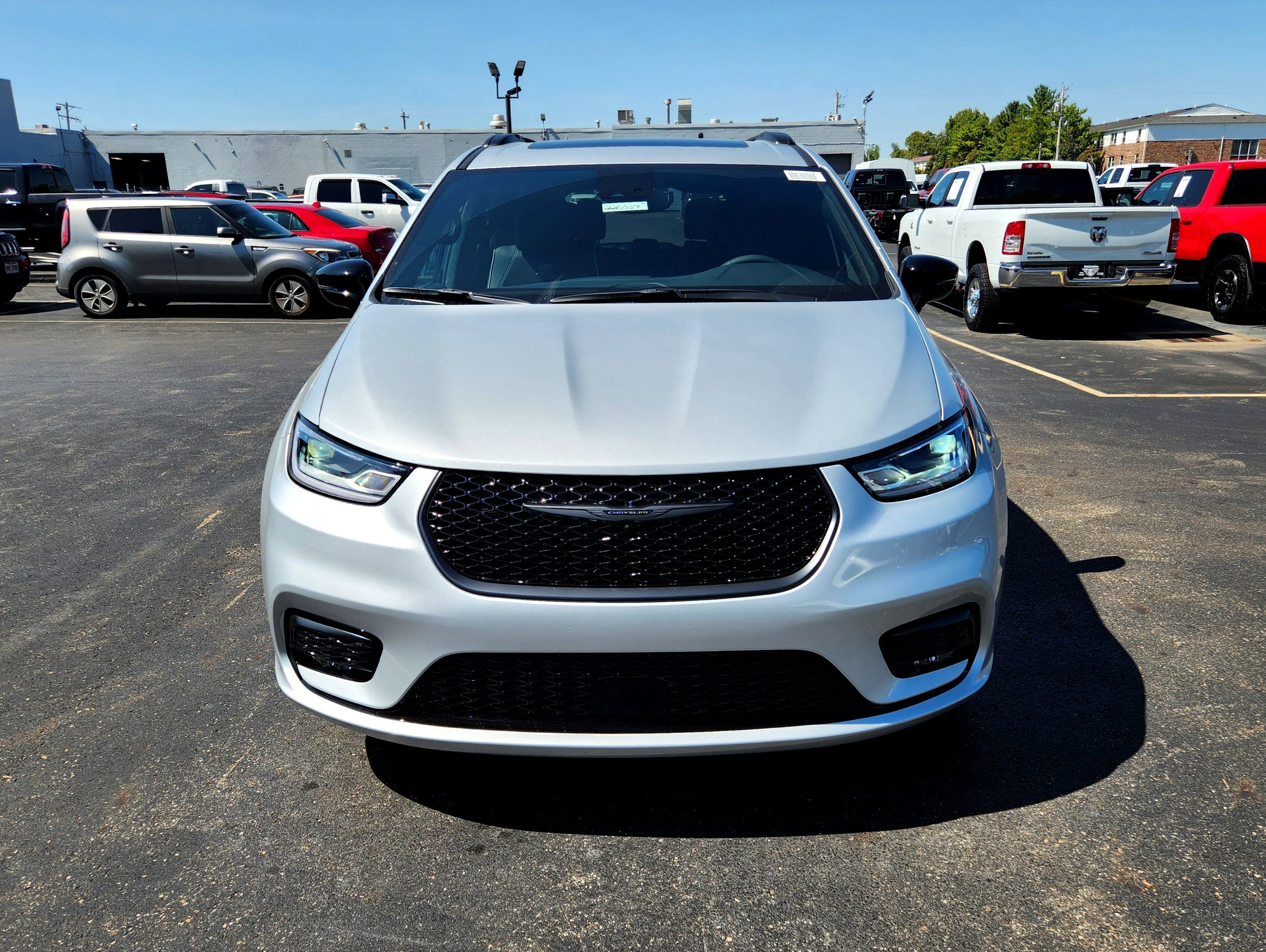 New 2026 Chrysler Pacifica Limited w/ Uconnect Theater Family Group image 3