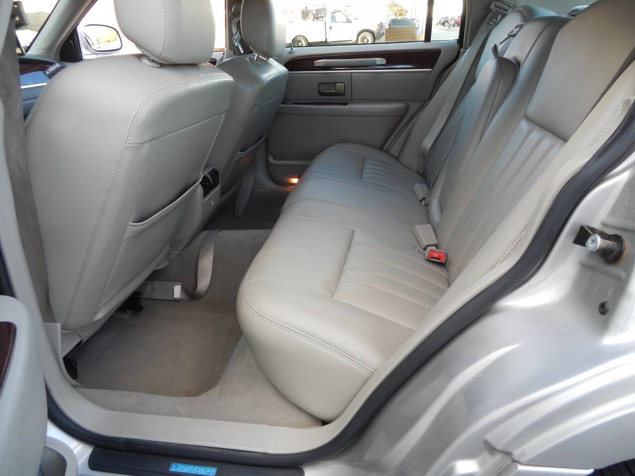 Used 2007 Lincoln Town Car Signature image 29