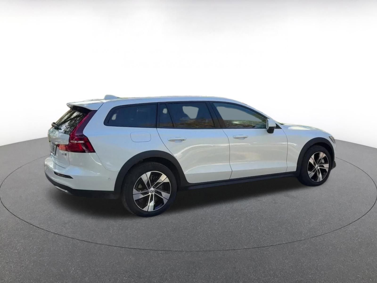Used 2025 Volvo V60 B5 Cross Country Plus image 15