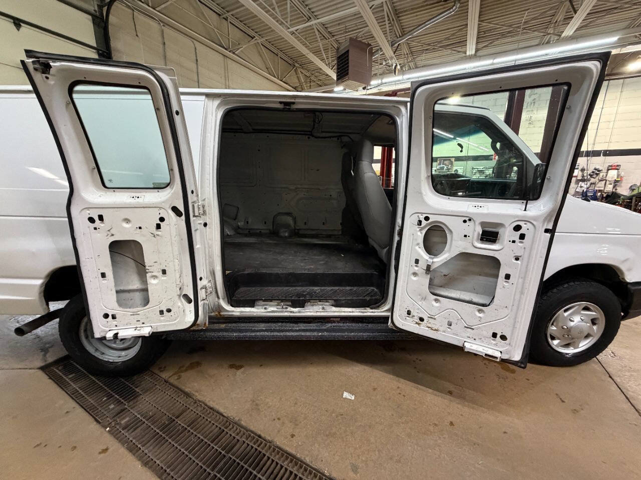 Used 2010 Ford E-350 and Econoline 350 Extended Super Duty RWD image 11
