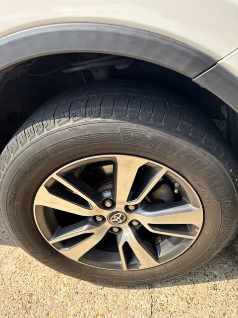 Used 2018 Toyota RAV4 XLE w/ Plus Extra Value Package FWD image 12