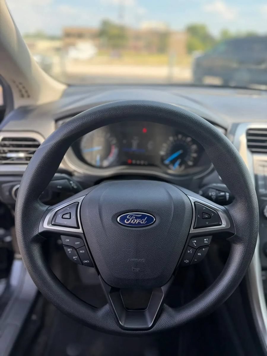 Used 2017 Ford Fusion SE FWD image 12