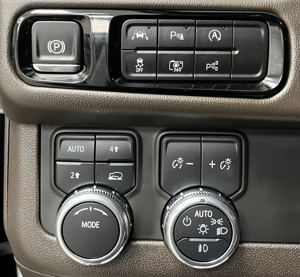 Used 2025 GMC Yukon Elevation AWD/4WD image 33