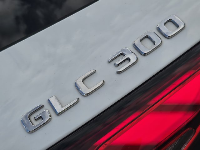 Used 2025 Mercedes-Benz GLC 300 4MATIC image 9