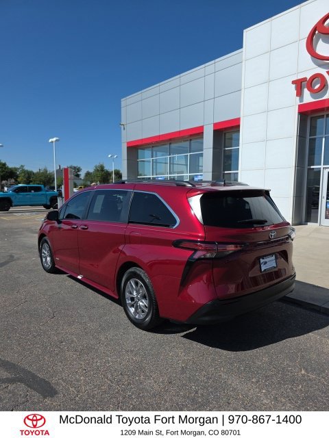 Used 2021 Toyota Sienna XLE FWD image 3