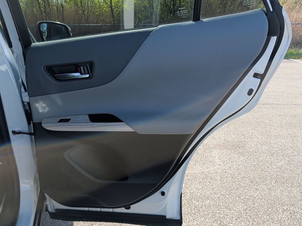 Certified 2023 Toyota Venza XLE AWD/4WD image 32
