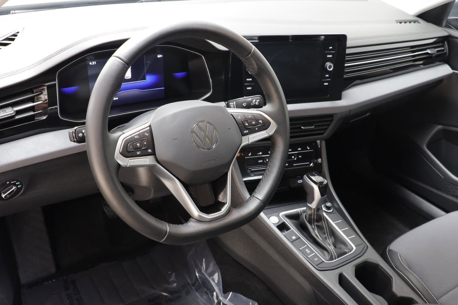 Used 2025 Volkswagen Jetta SE w/ Black Wheel Package image 7