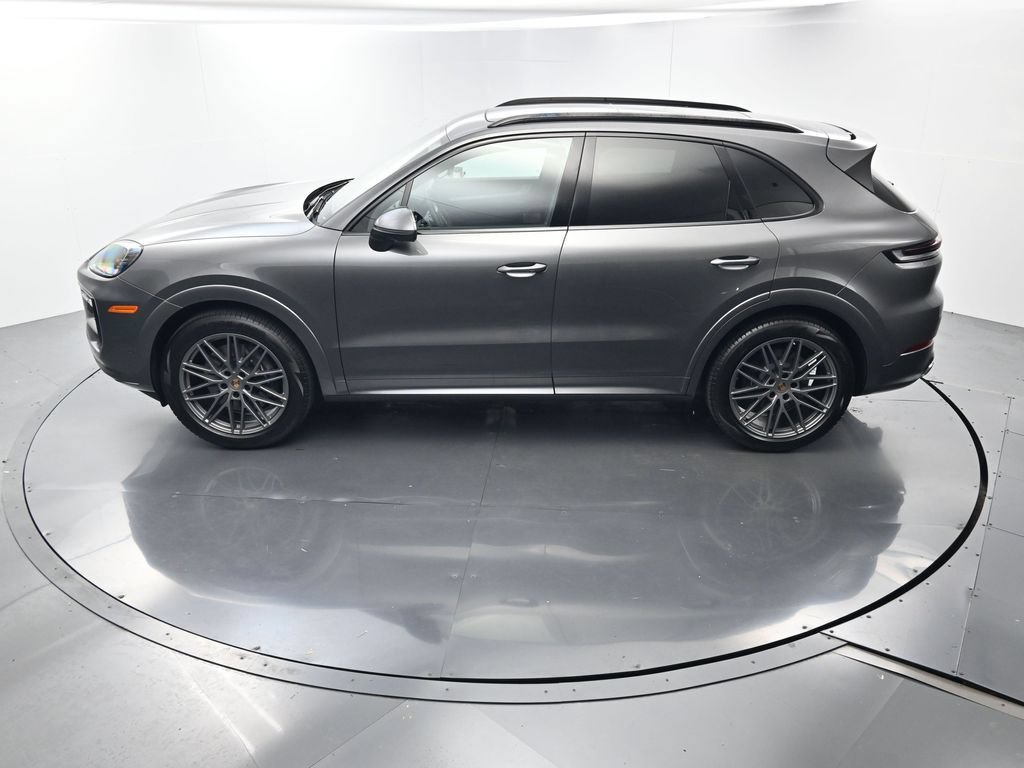 Certified 2025 Porsche Cayenne AWD/4WD image 32