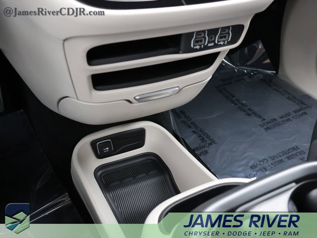 Used 2024 Chrysler Pacifica Touring-L image 37