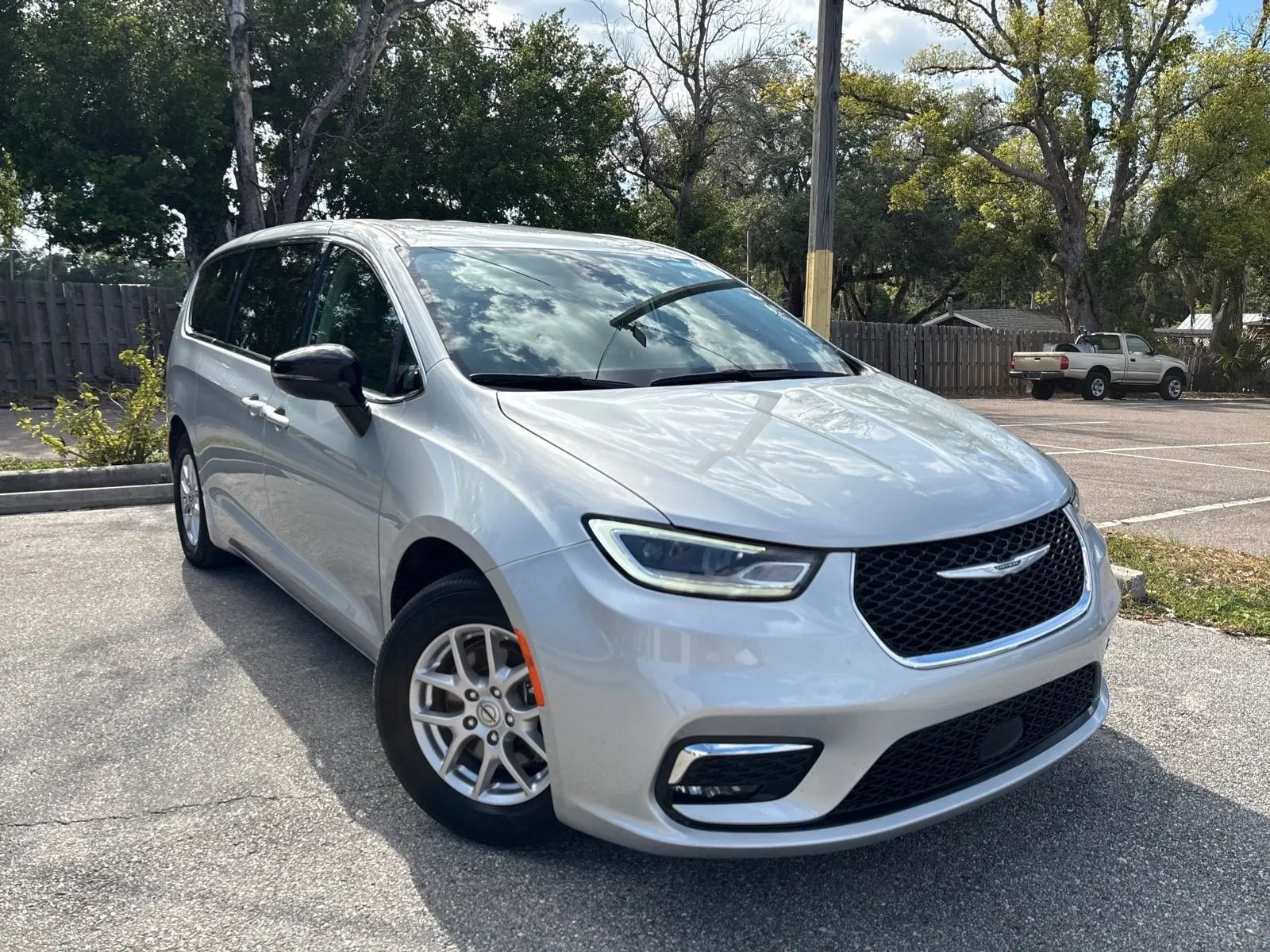 Used 2024 Chrysler Pacifica Touring-L FWD image 4