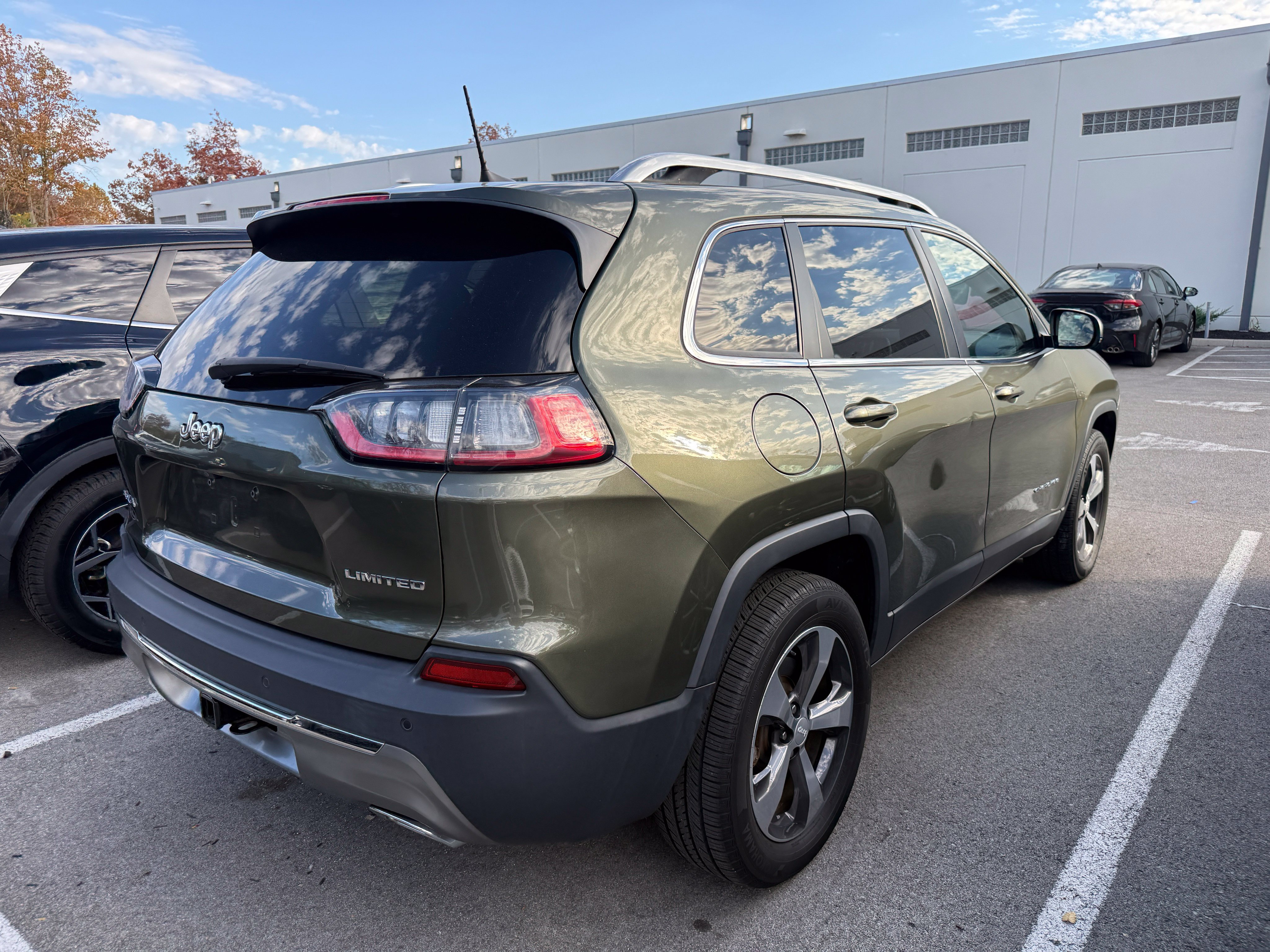 Used 2019 Jeep Cherokee Limited w/ Luxury Group AWD/4WD image 7