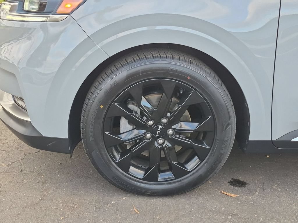 Certified 2023 Kia Carnival SX FWD image 33