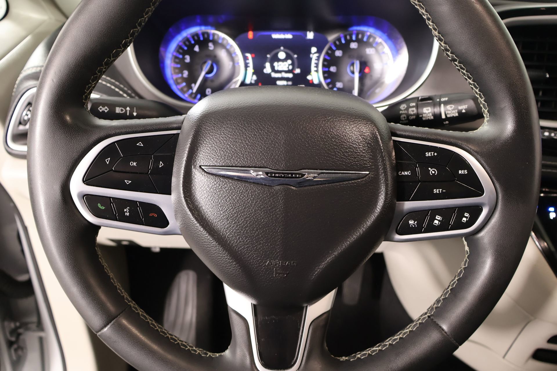 Used 2022 Chrysler Pacifica Touring-L image 3