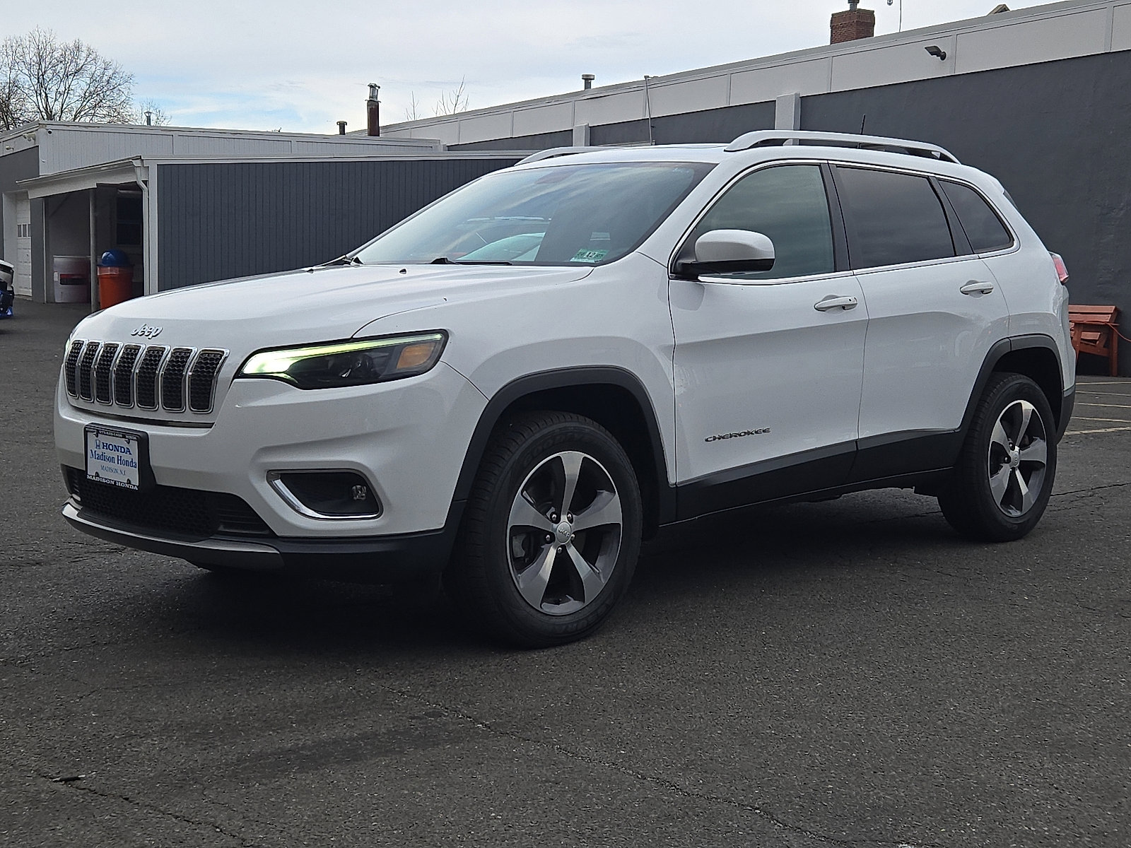 Used 2019 Jeep Cherokee Limited image 3