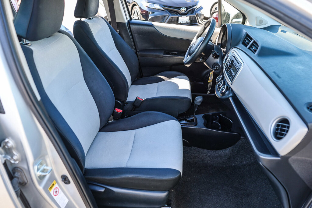 Used 2013 Toyota Yaris LE image 18