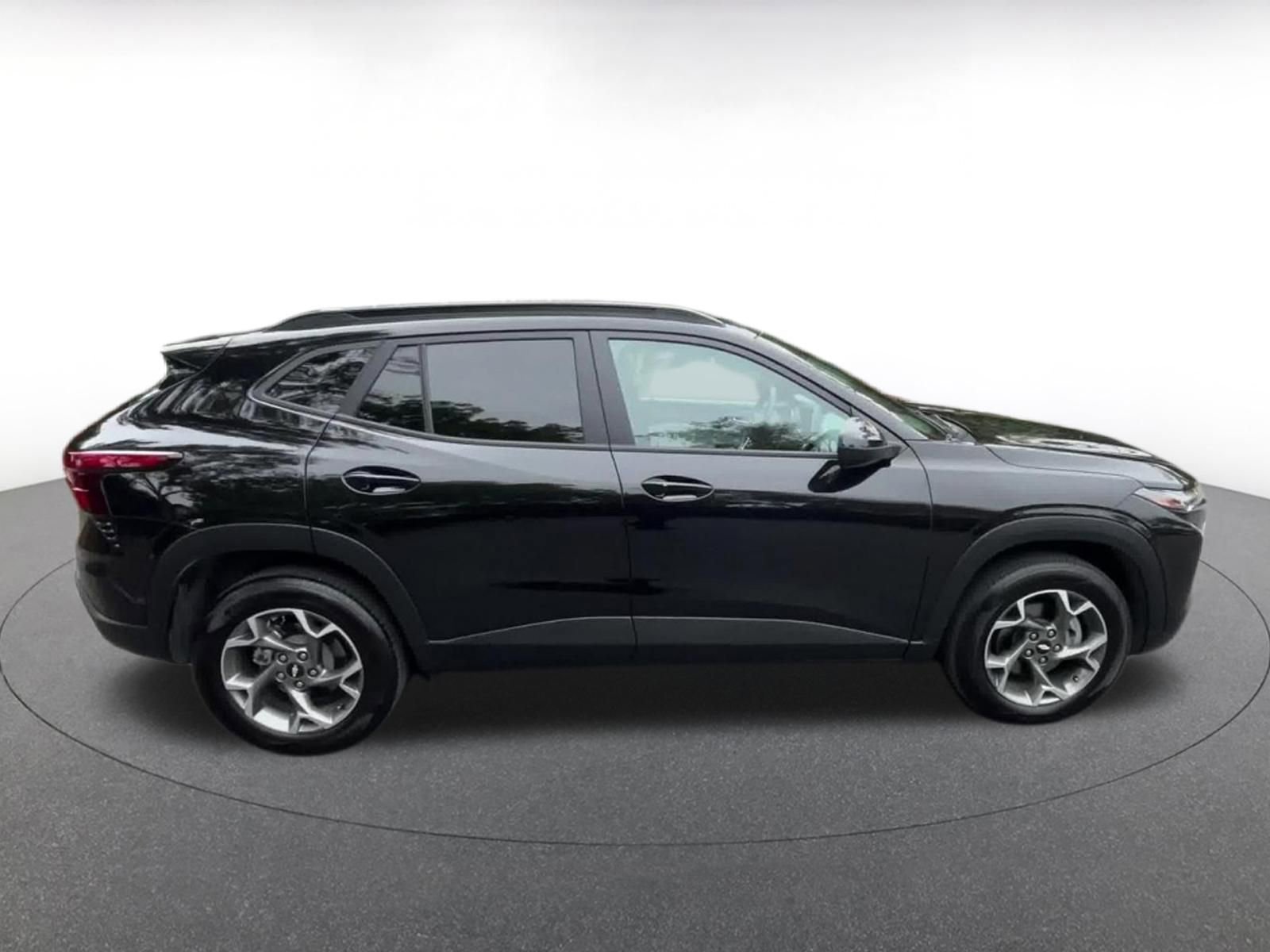 Used 2025 Chevrolet Trax LT w/ LT Convenience Package FWD image 16