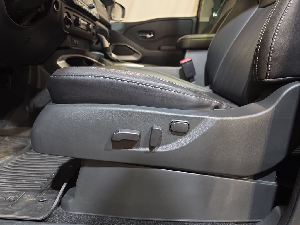 Used 2025 Nissan Frontier SL AWD/4WD image 14