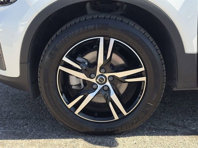 Used 2025 Volvo XC40 B5 Core image 11