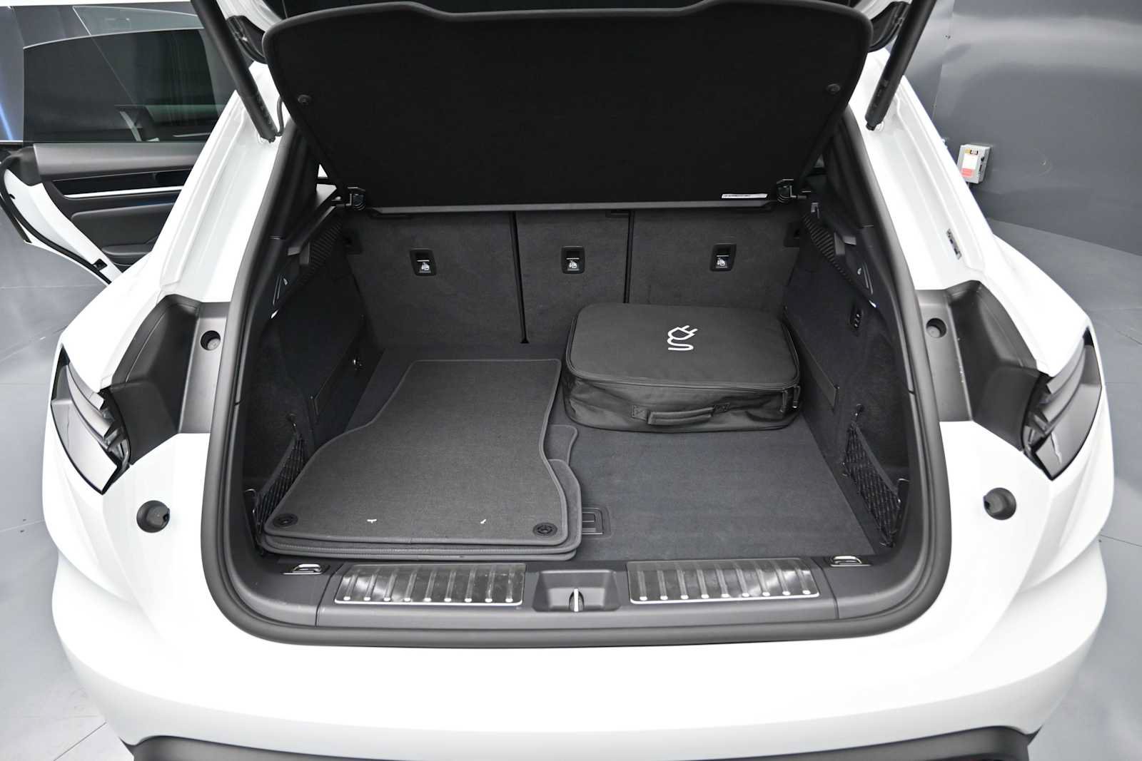 Certified 2025 Porsche Macan Electric RWD image 18