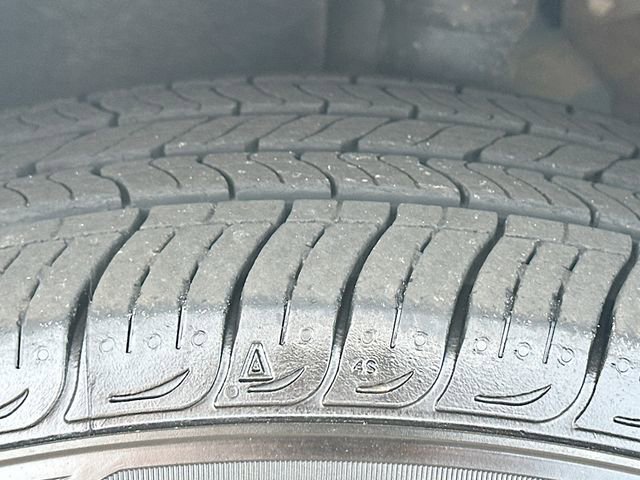 Used 2024 Chrysler Pacifica Premium image 35