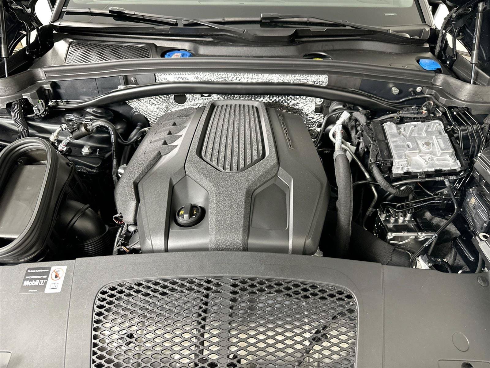 Certified 2026 Porsche Macan Turbo AWD/4WD image 38