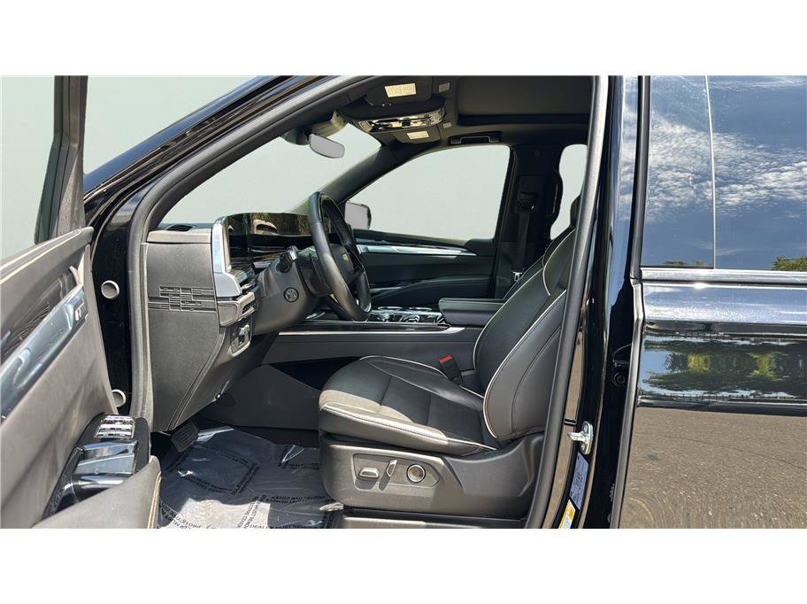 Used 2025 Cadillac Escalade ESV Sport w/ Touring Package AWD/4WD image 10