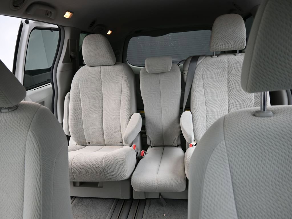 Used 2012 Toyota Sienna LE image 15