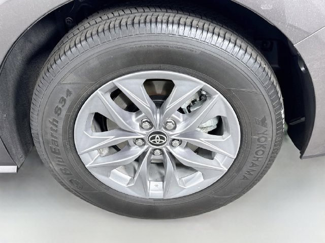 Certified 2024 Toyota Sienna XLE FWD image 34