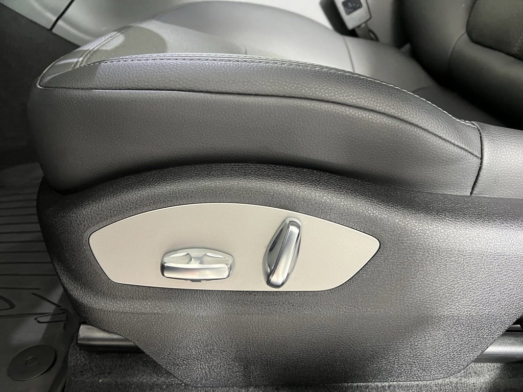 Used 2025 Porsche Macan image 30