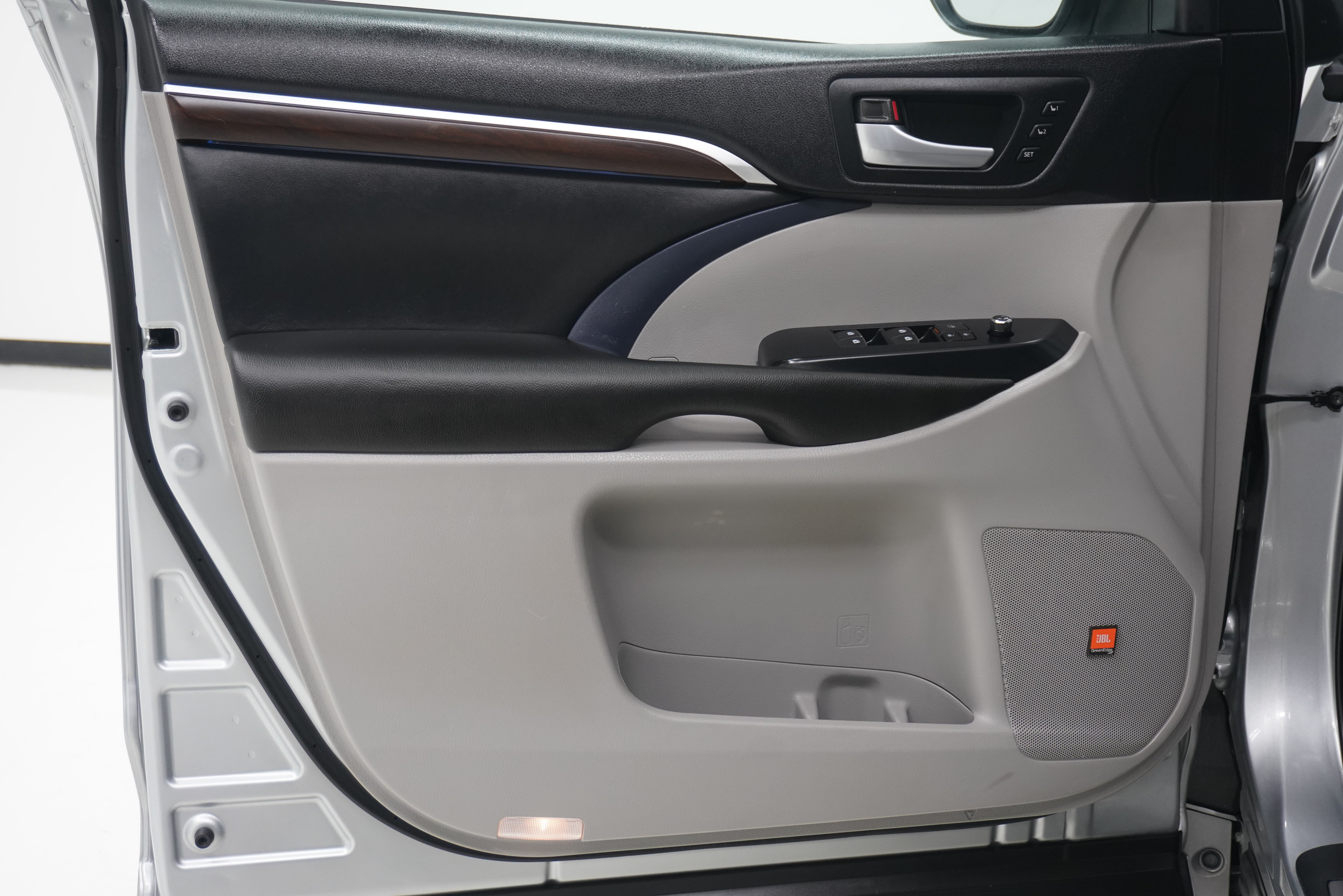 Used 2015 Toyota Highlander Limited FWD image 14